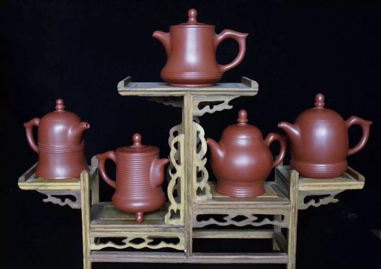 《五洲同乐》手拉壶由章燕城老师于2008年创作，并亲手制作，它由五个造型各异的茶壶组成，制作难度非常高，曾获全国陶瓷造型设计赛金奖，目前有一套收藏于广东省非物质文化博物馆。