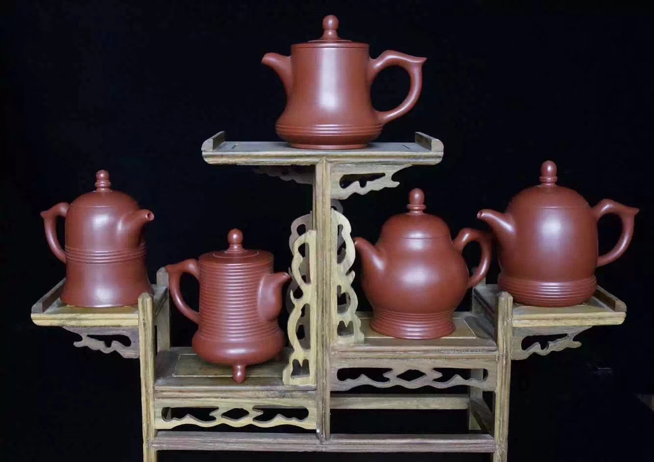 《五洲同乐》手拉壶由章燕城老师于2008年创作，并亲手制作，它由五个造型各异的茶壶组成，制作难度非常高，曾获全国陶瓷造型设计赛金奖，目前有一套收藏于广东省非物质文化博物馆。